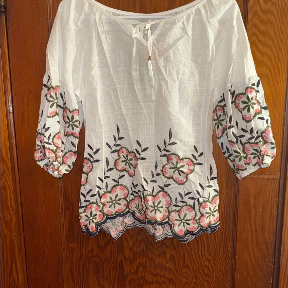 Elegant White Blouse with Floral Embroidery - Picture 1 of 7
